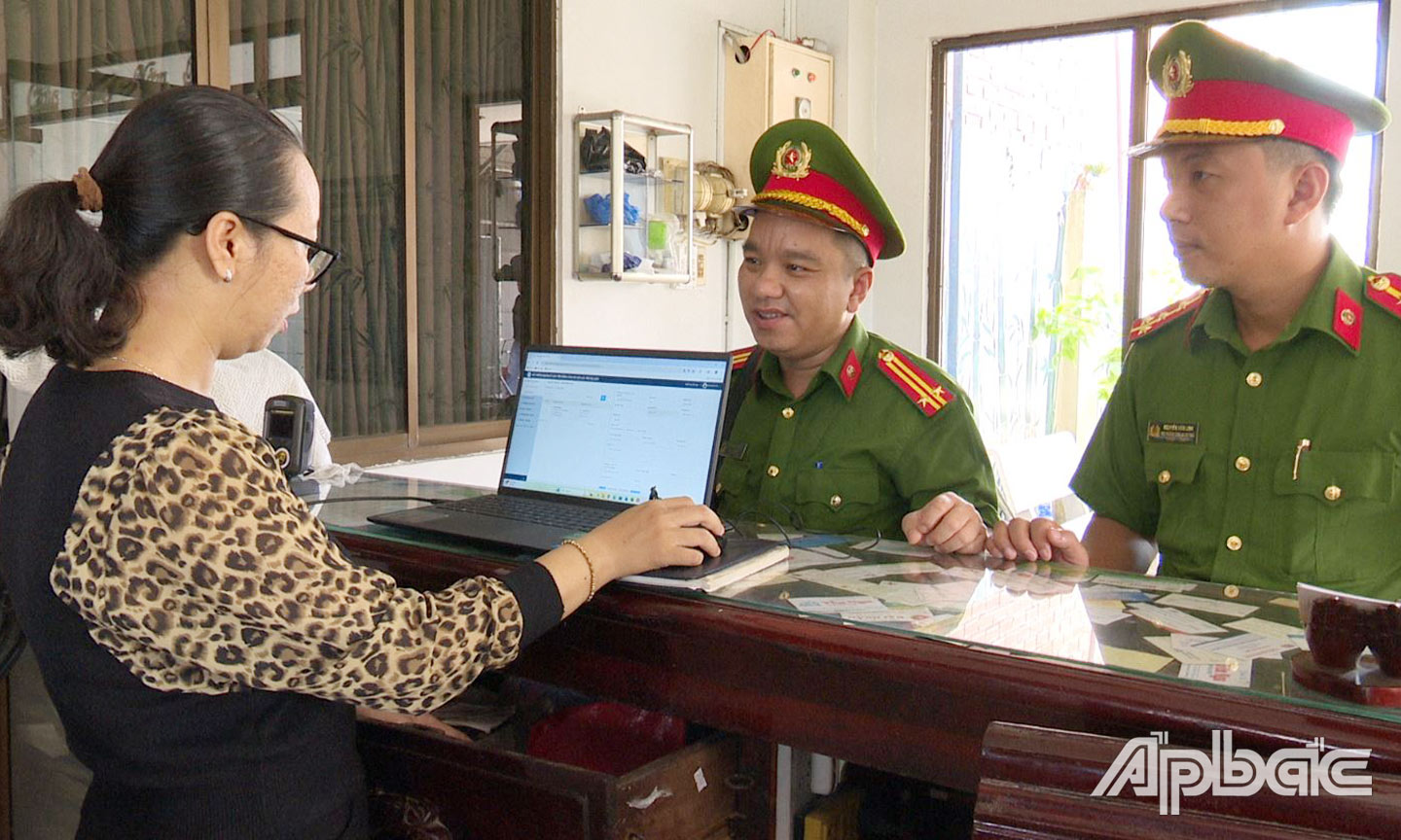  Đội Cảnh sát quản lý hành chính về trật tự xã hội Công an huyện Cái Bè cùng Công an thị trấn Cái Bè tuyên truyền mô hình thông báo lưu trú qua ASM tại các CSKDLT. 						                      Ảnh LÊ HOÀI