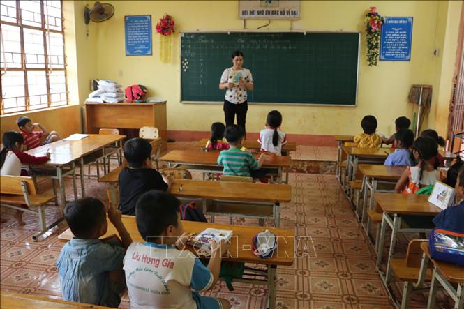 Giáo viên giảng dạy tại trường Tiểu học Trịnh Hoài Đức, xã Nghĩa Bình, huyện Bù Đăng, tỉnh Bình Phước. Ảnh minh họa: K gửiH/TTXVN