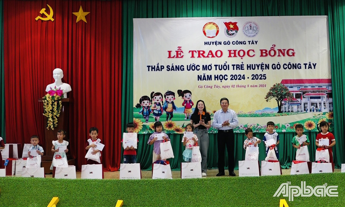 Trao học bổng cho học sinh tại buổi lễ