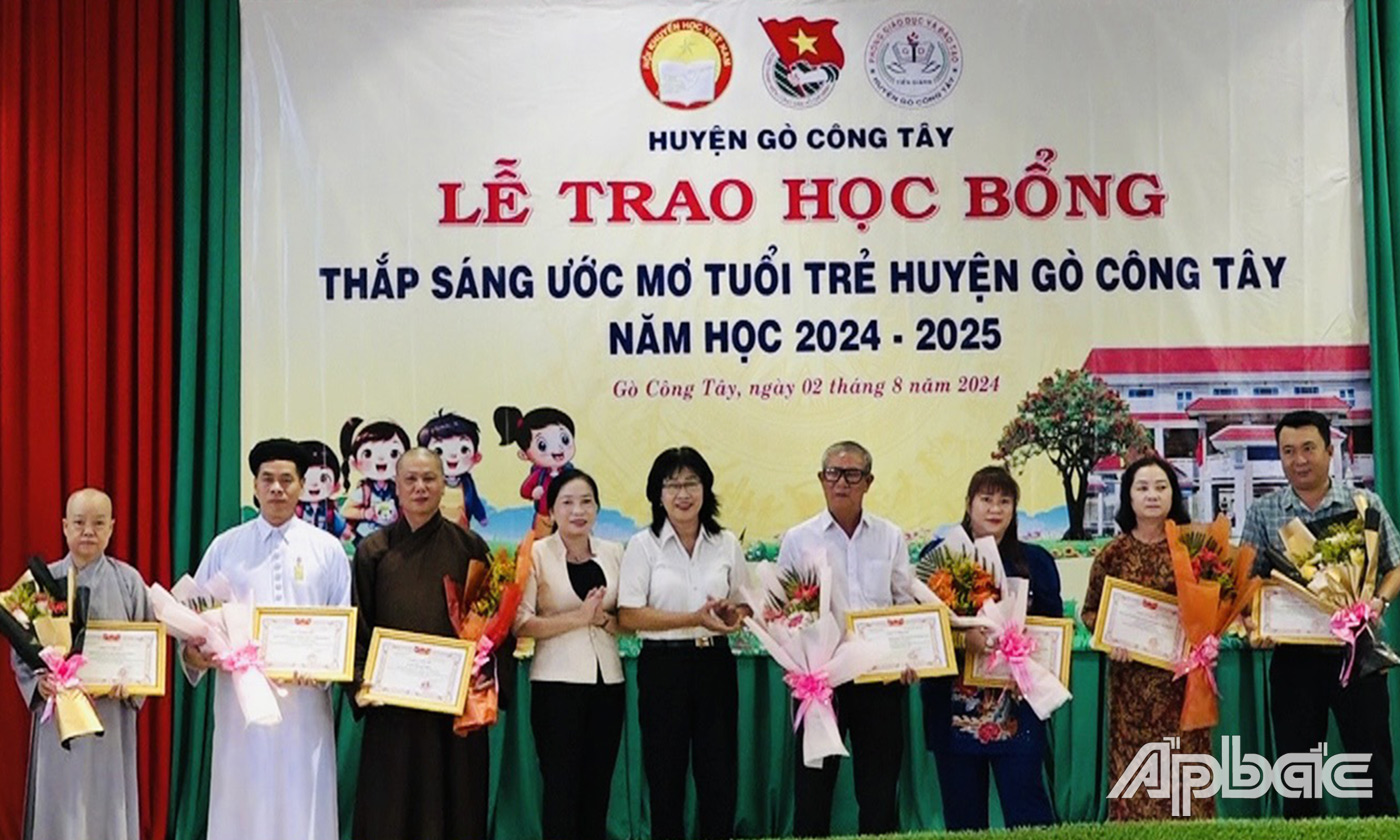 Trao thư cảm ơn tại buổi lễ