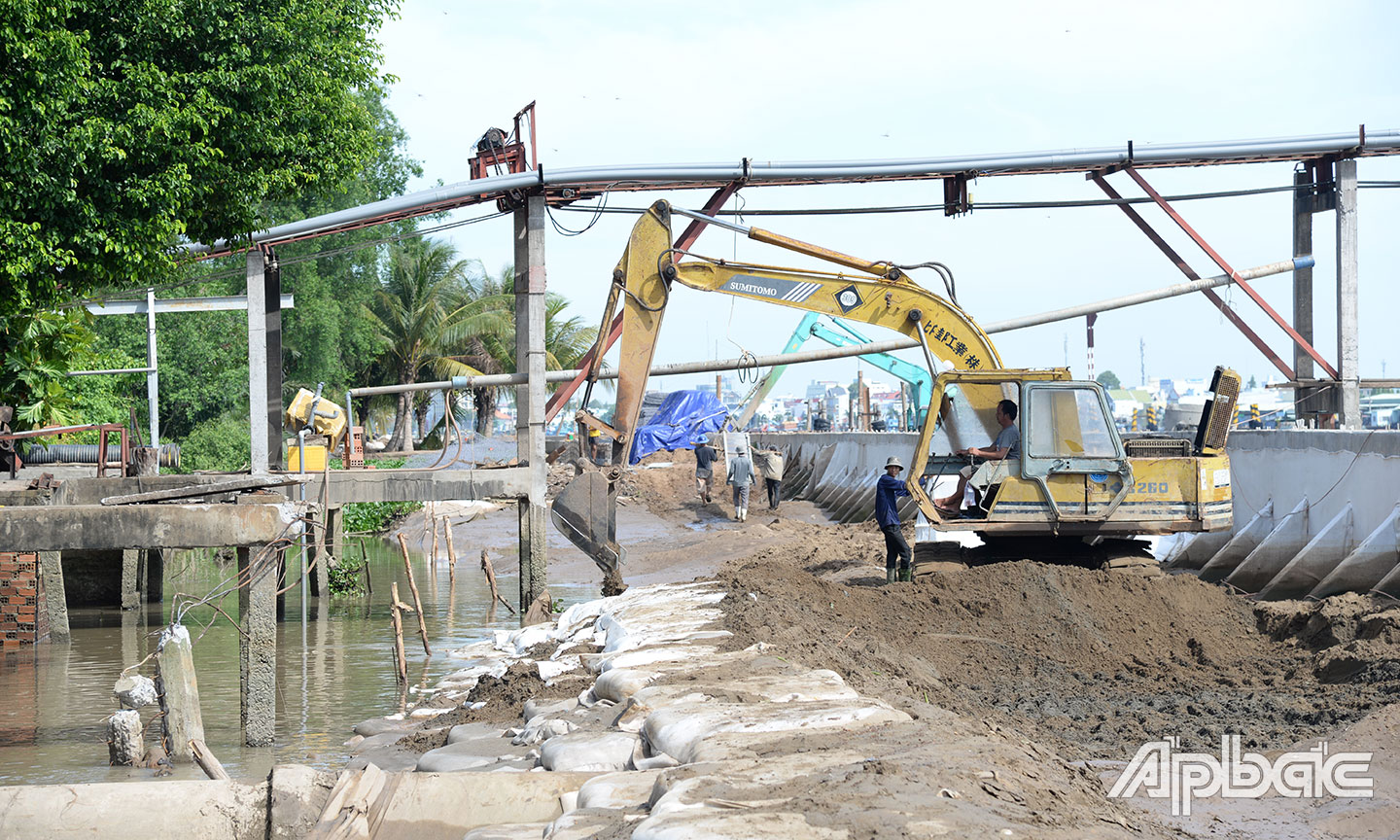 Công trình kè chống sạt lở phường Tân Long (TP. Mỹ Tho) cần nguồn cát san lấp lớn.