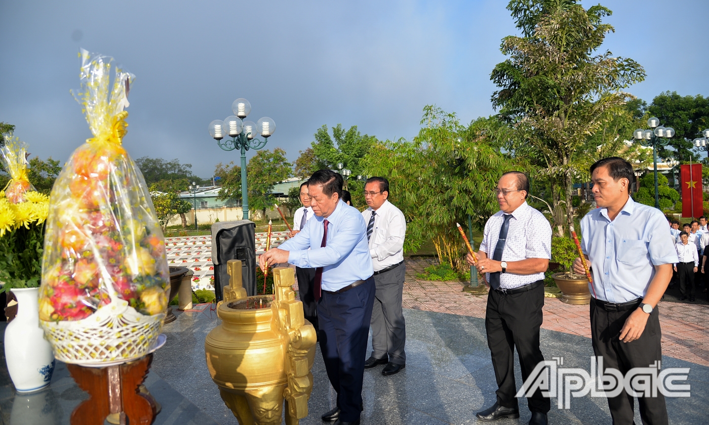 Đồng chí Nguyễn Trọng Nghĩa và lãnh đạo tỉnh, địa phương dâng hương Đài tưởng niệm Nghĩa trang Liệt sĩ Gò Công.