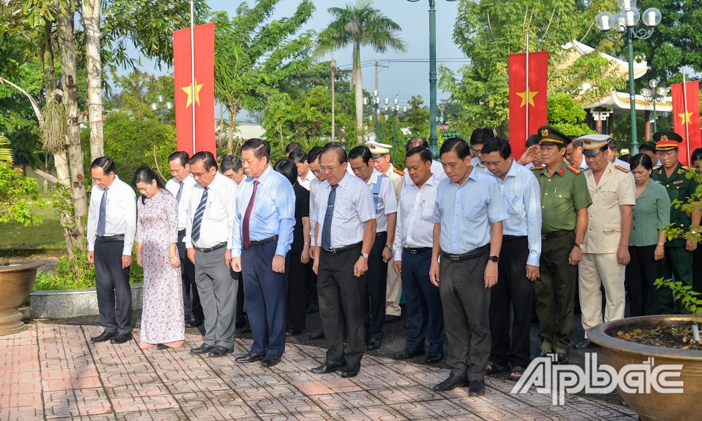 Đoàn dành 1 phút mặc niệm tưởng nhớ công ơn các Anh hùng Liệt sĩ.