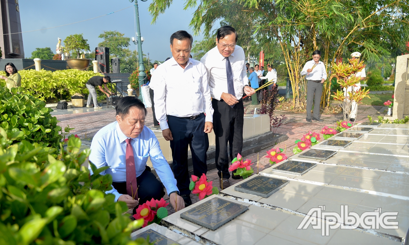 Đồng chí Nguyễn Trọng Nghĩa viếng mộ liệt sĩ tại Nghĩa trang Liệt sĩ Gò Công.