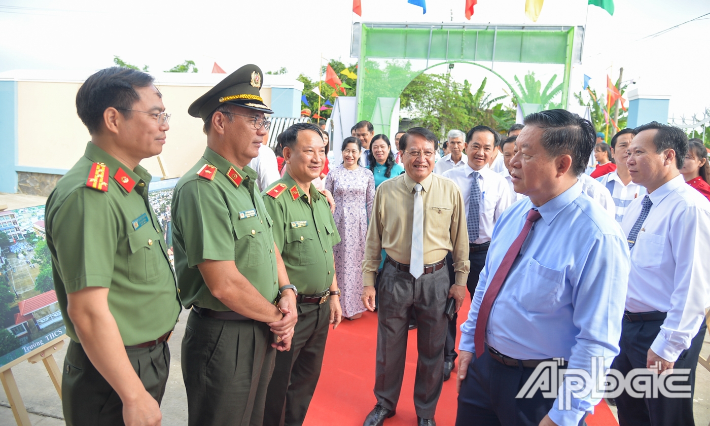 Đồng chí Nguyễn Trọng Nghĩa thăm hỏi lực lượng Công an.