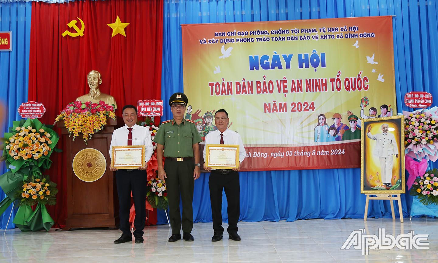 Trao bằng khen Bộ công an cho các tập thể và cá nhân trong Phong trào toàn dân bảo vệ tổ quốc.