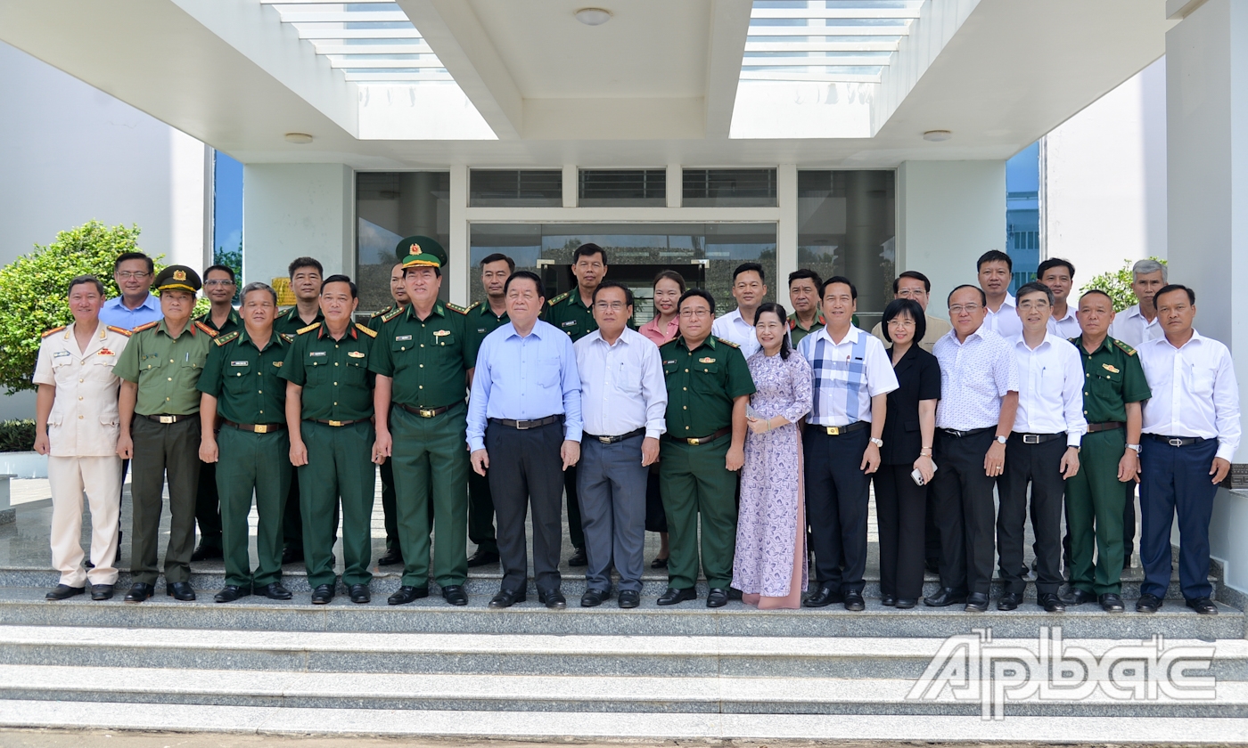 Đồng chí Nguyễn Trọng Nghĩa cùng thành viên trong đoàn công tác chụp ảnh lưu niệm với Cán bộ, chiến sĩ Bộ đội Biên phòng Tiền Giang.