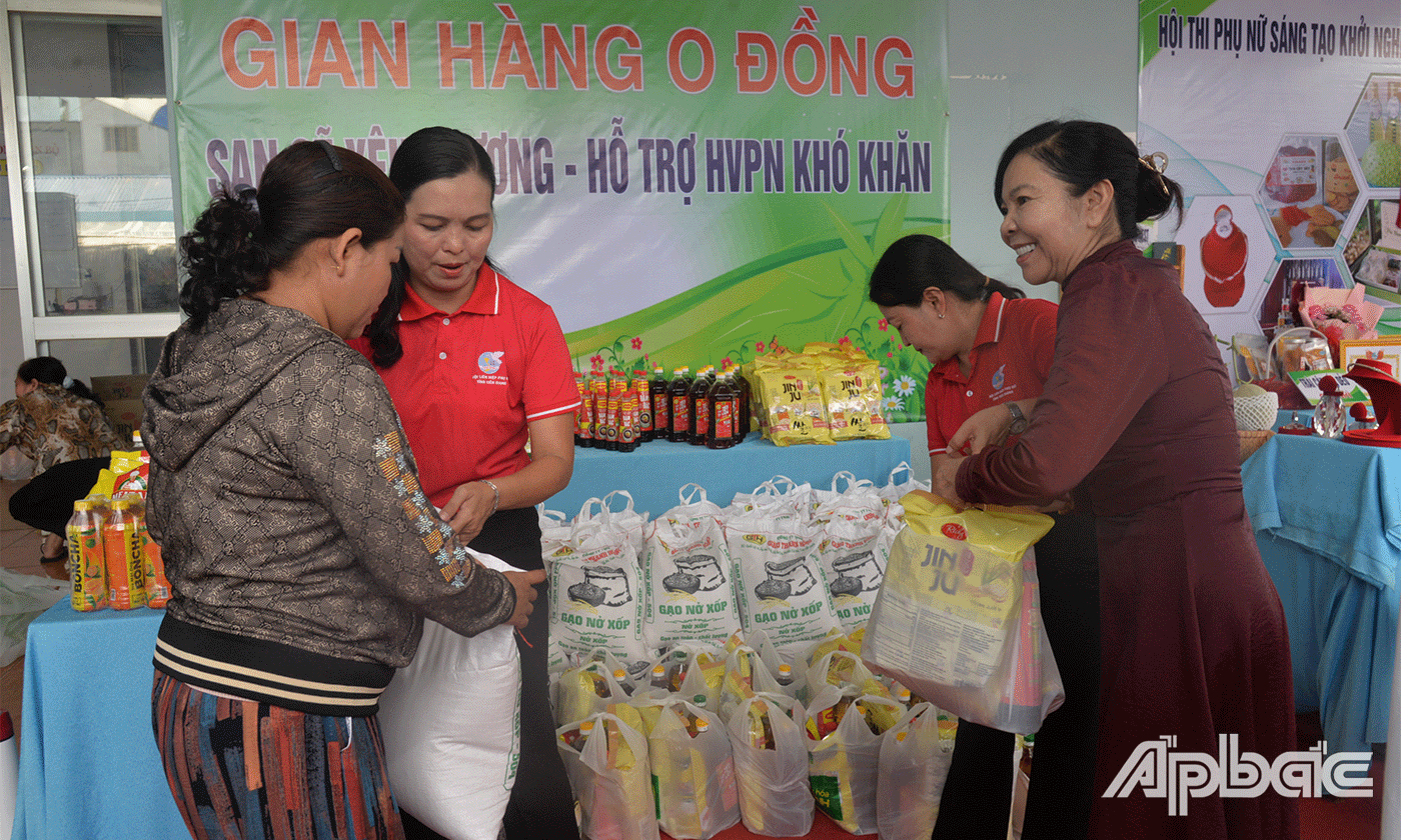 “Gian hàng 0 đồng” trao quà cho hội viên, phụ nữ khó khăn trên địa bàn tỉnh.