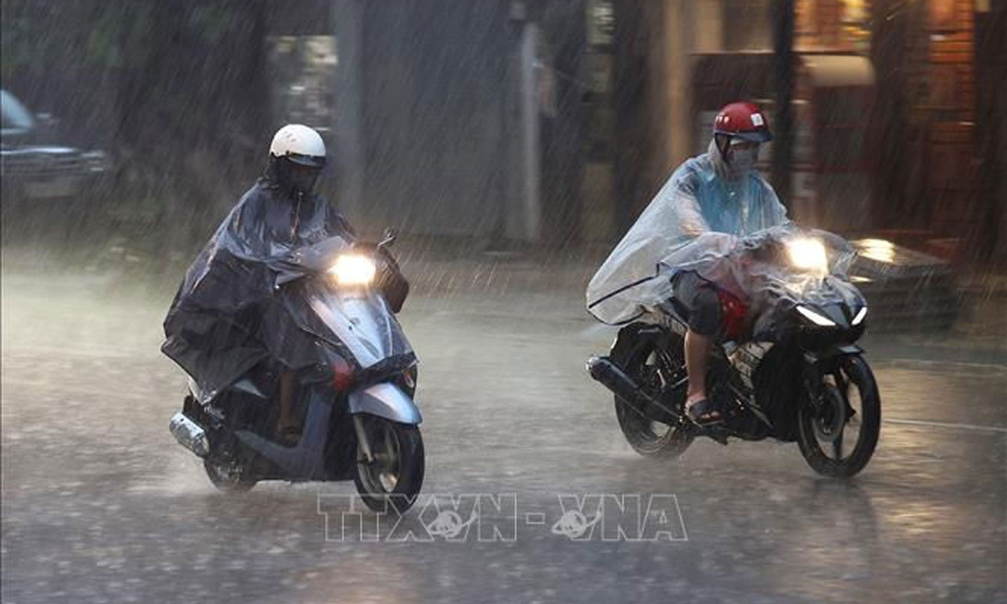 Thủ đô Hà Nội chiều tối và đêm có mưa rào và dông vài nơi, ngày nắng nóng. Ảnh minh hoạ: TTXVN