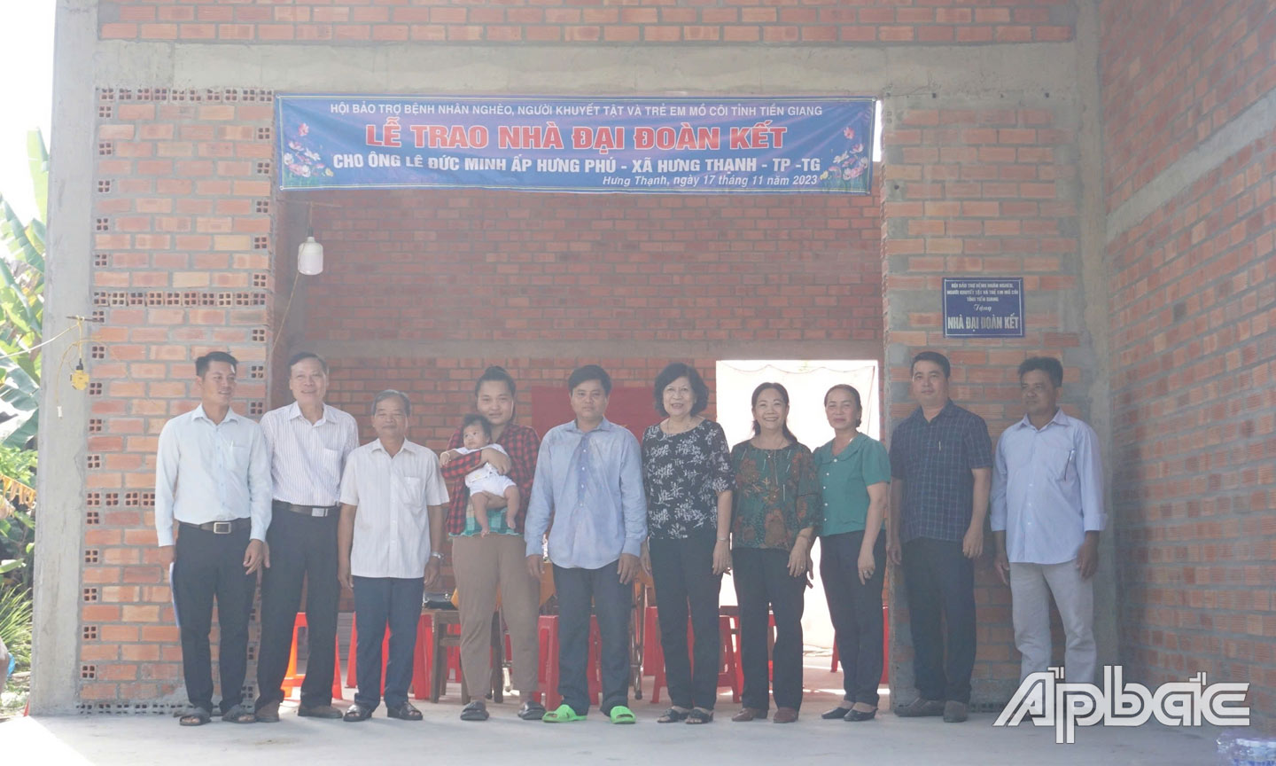 Hội Bảo trợ bệnh nhân nghèo, người khuyết tật và trẻ mồ côi tỉnh bàn giao nhà đại đoàn kết  cho gia đình có hoàn cảnh đặc biệt khó khăn tại xã Hưng Thạnh.