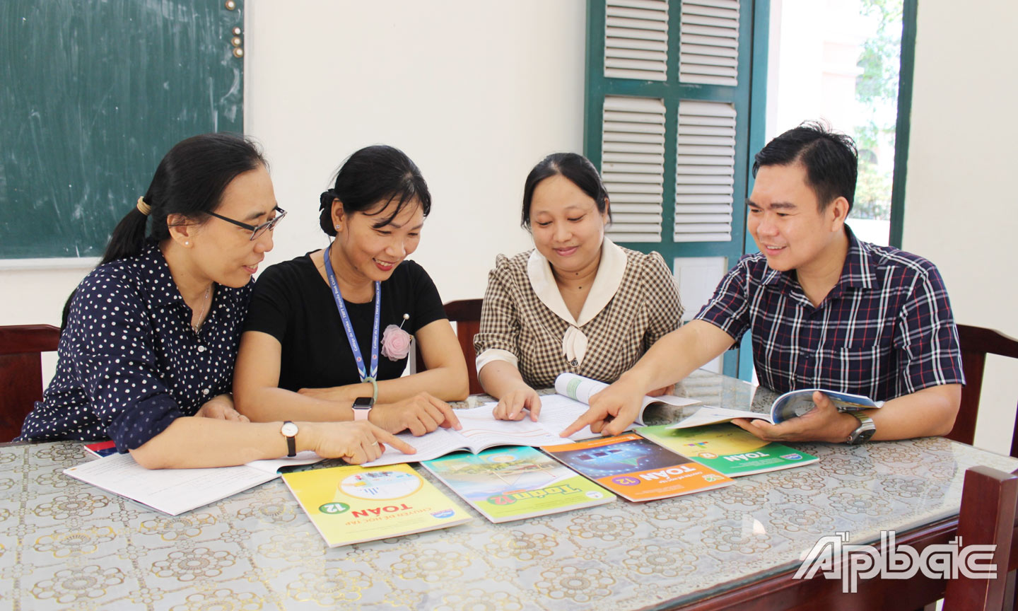  Giáo viên Trường THPT Nguyễn Đình Chiểu nghiên cứu sách giáo khoa mới.