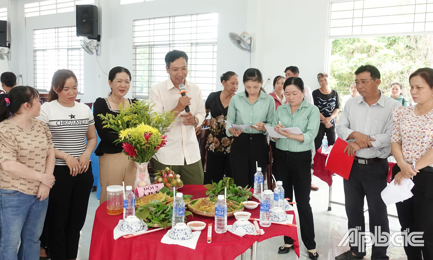 Các gia đình văn hóa xã Long Trung tham gia Hội thi nấu ăn kỷ niệm  Ngày Gia đình Việt Nam (28-6).