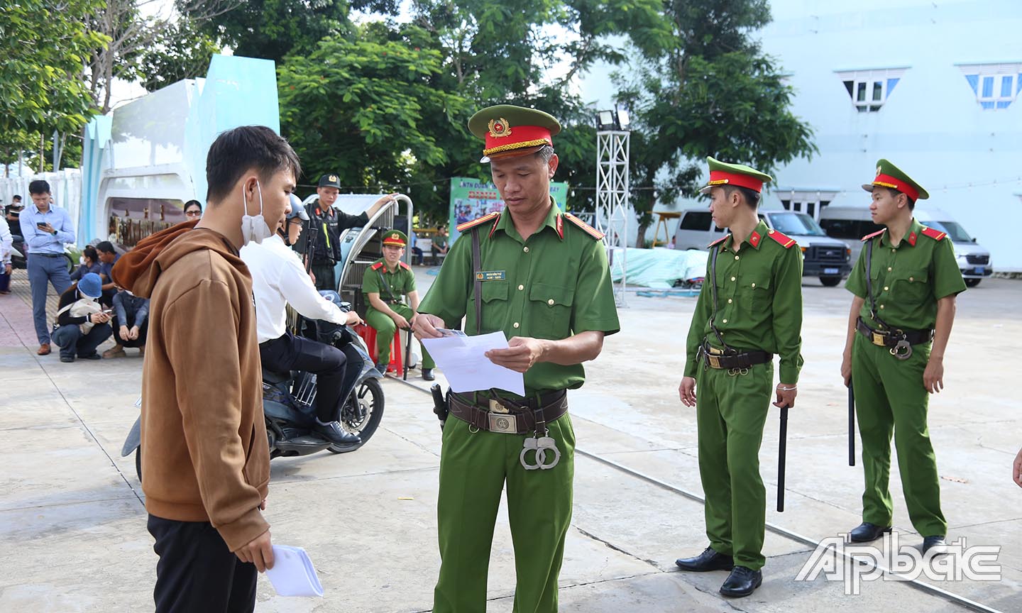 Người ra vào phiên toà kiểm tra chặt chẽ.