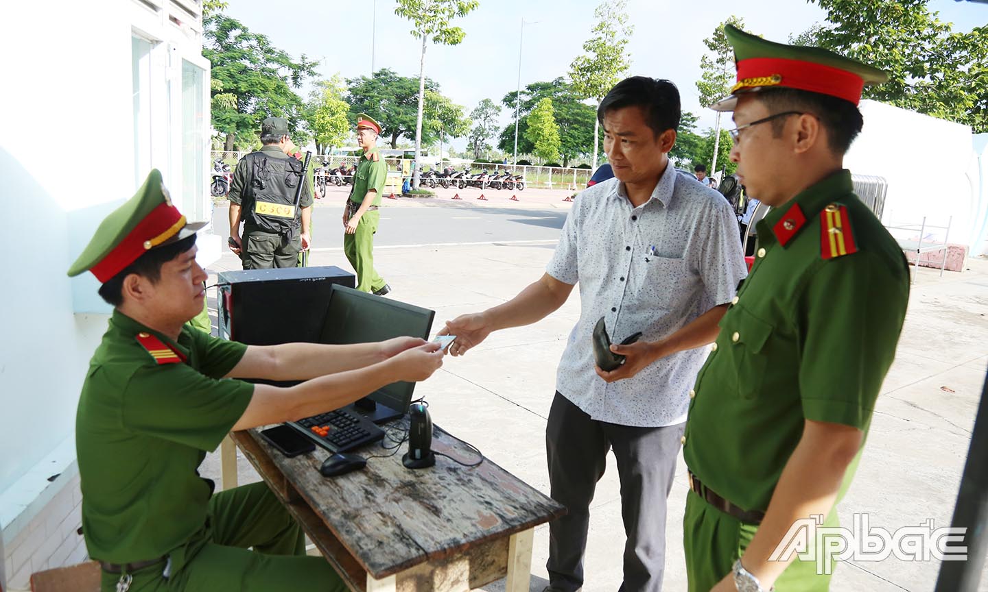 Kiểm tra thông tin qua quét Căn cước công dân.