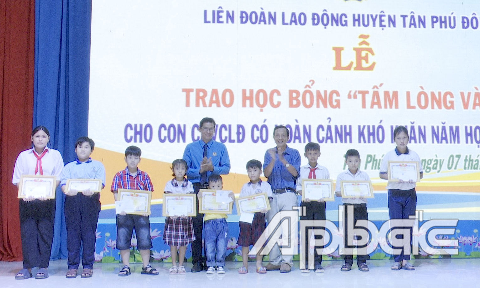 Liên đoàn Lao động huyện trao tặng 20 suất học bổng Tấm lòng vàng cho con em công đoàn viên gặp khó khăn, mỗi suất trị giá 500.000 đồng.