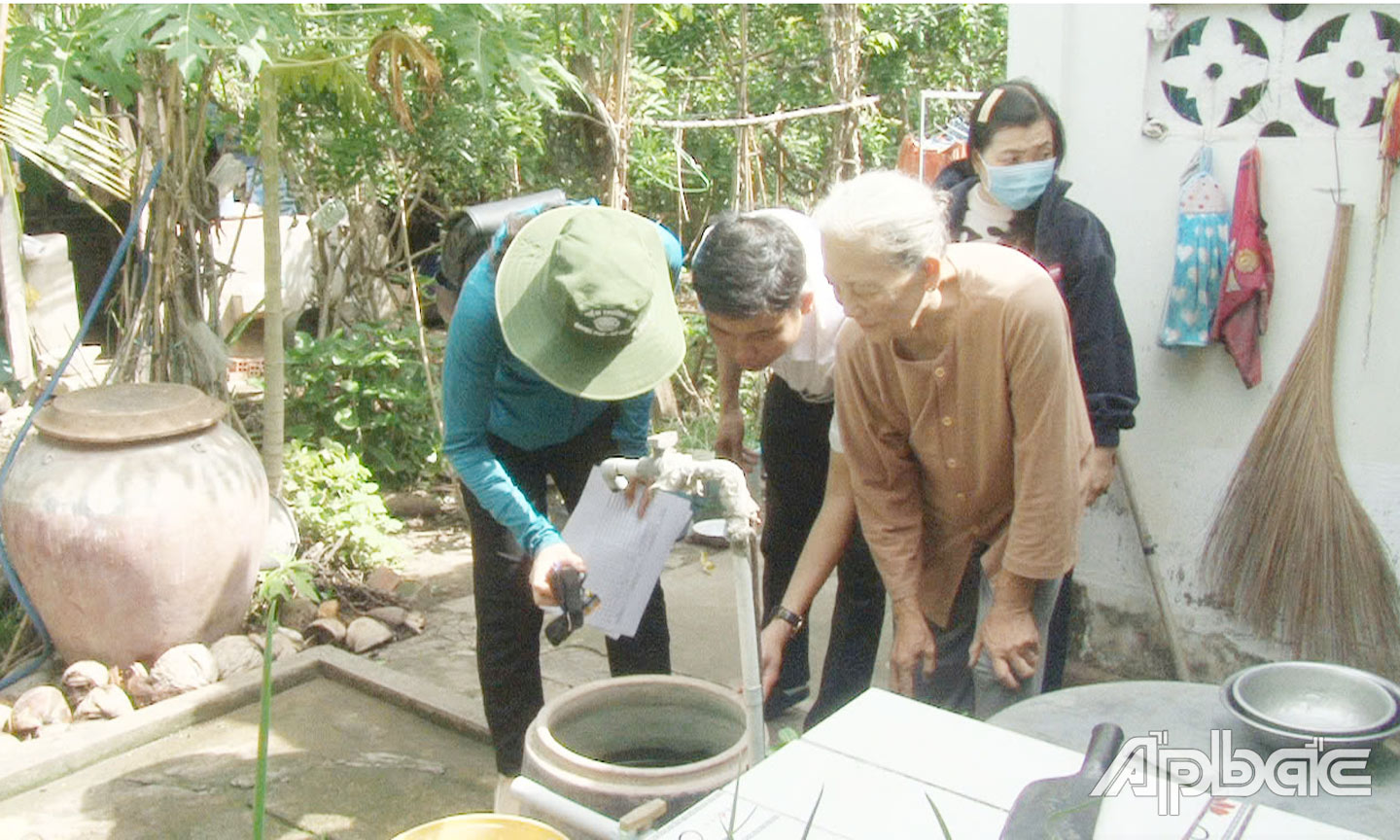 Cán bộ Côn trùng của CDC Tiền Giang kiểm tra lăng quăng tại hộ gia đình xã Dưỡng Điềm, huyện Châu Thành.