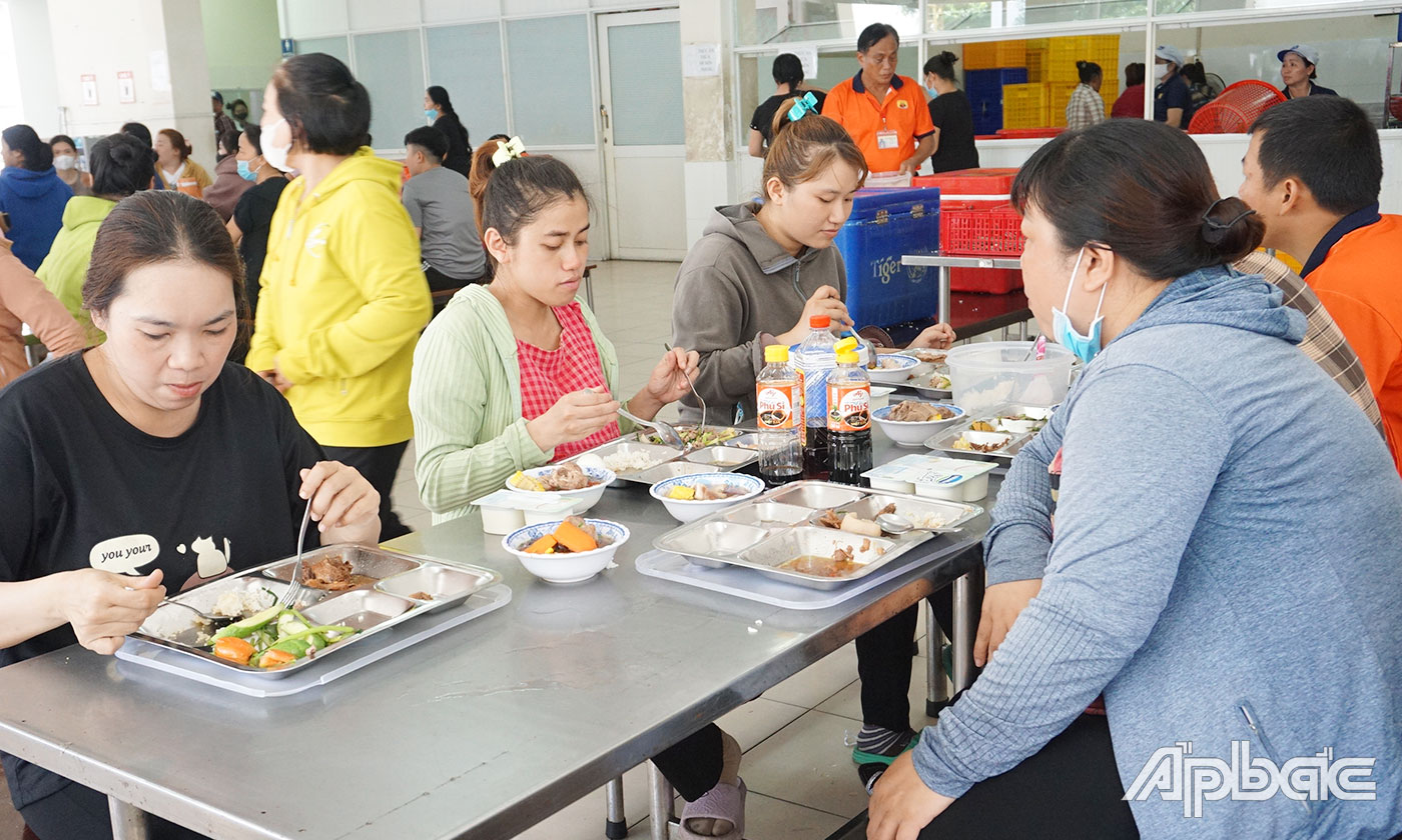 Bữa cơm Công đoàn tại Công ty TNHH Royal Foods Việt Nam. 