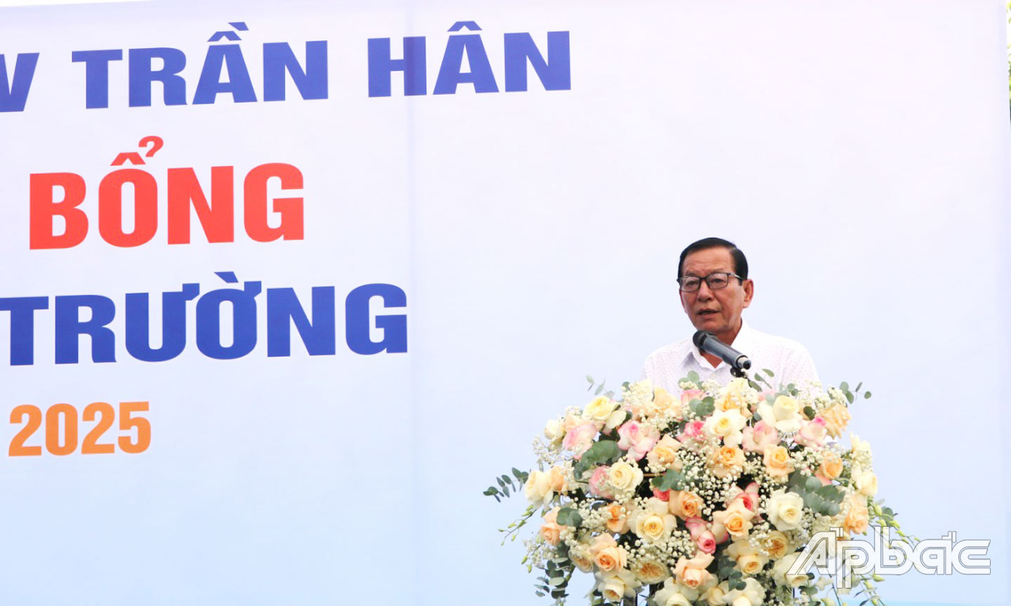 Ông Võ Văn Nhanh - PCT UBND huyện phát biểu tại chương trình. 