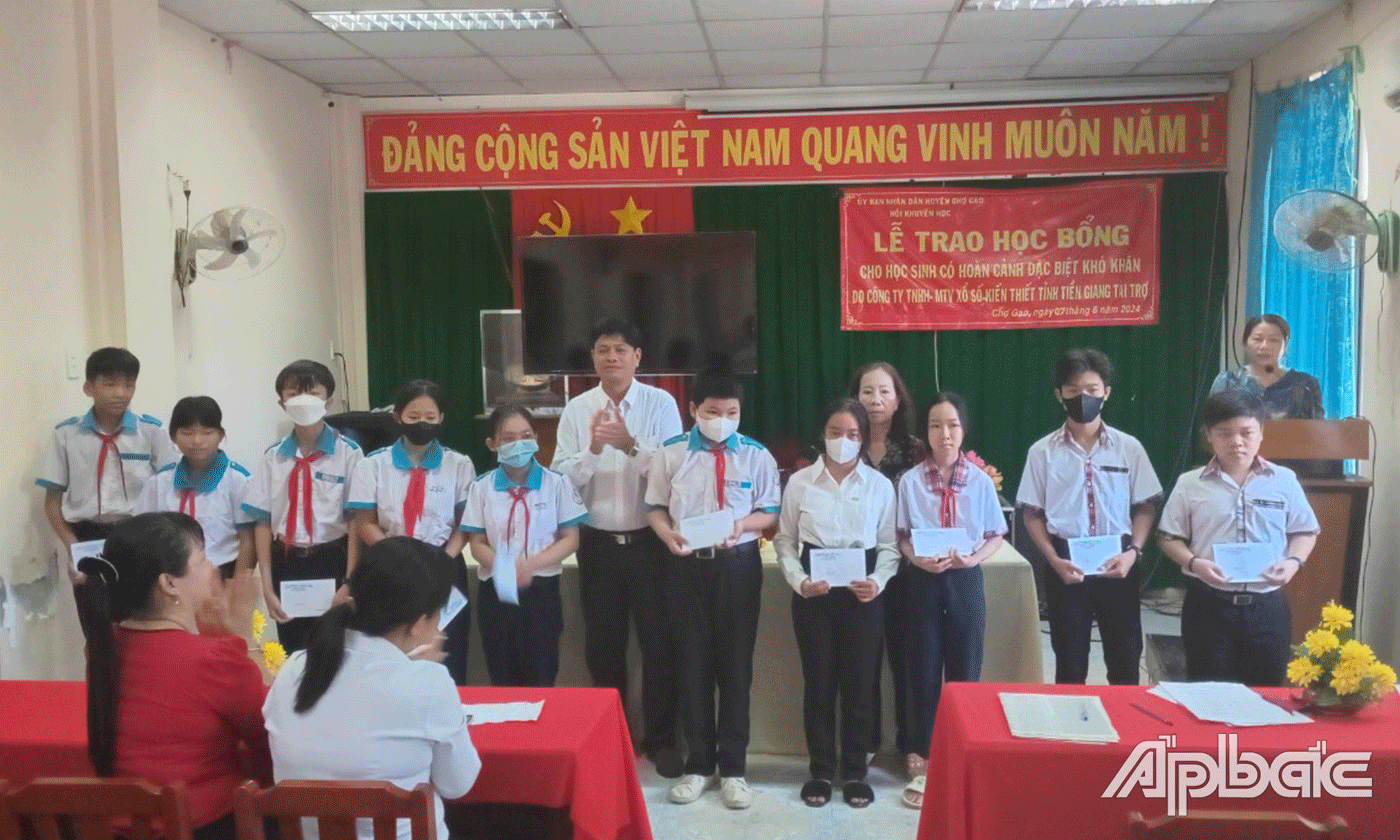 Trao học bổng cho các em.