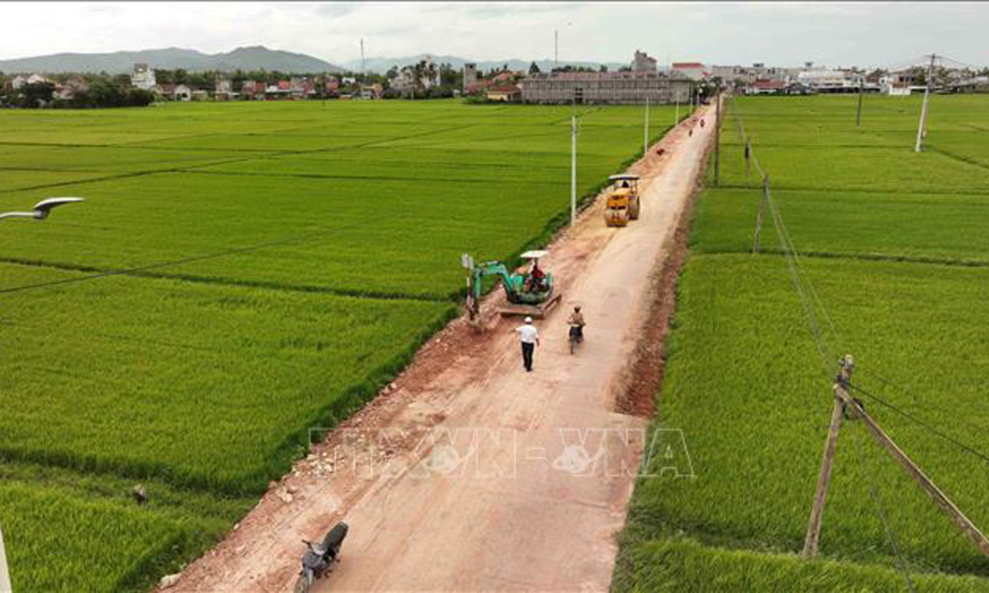 Làm đường giao thôn nông thôn theo tiêu chí nông thôn mới ở xã Hòa Đồng, huyện Tây Hòa (Phú Yên). Ảnh: Vũ Sinh/TTXVN