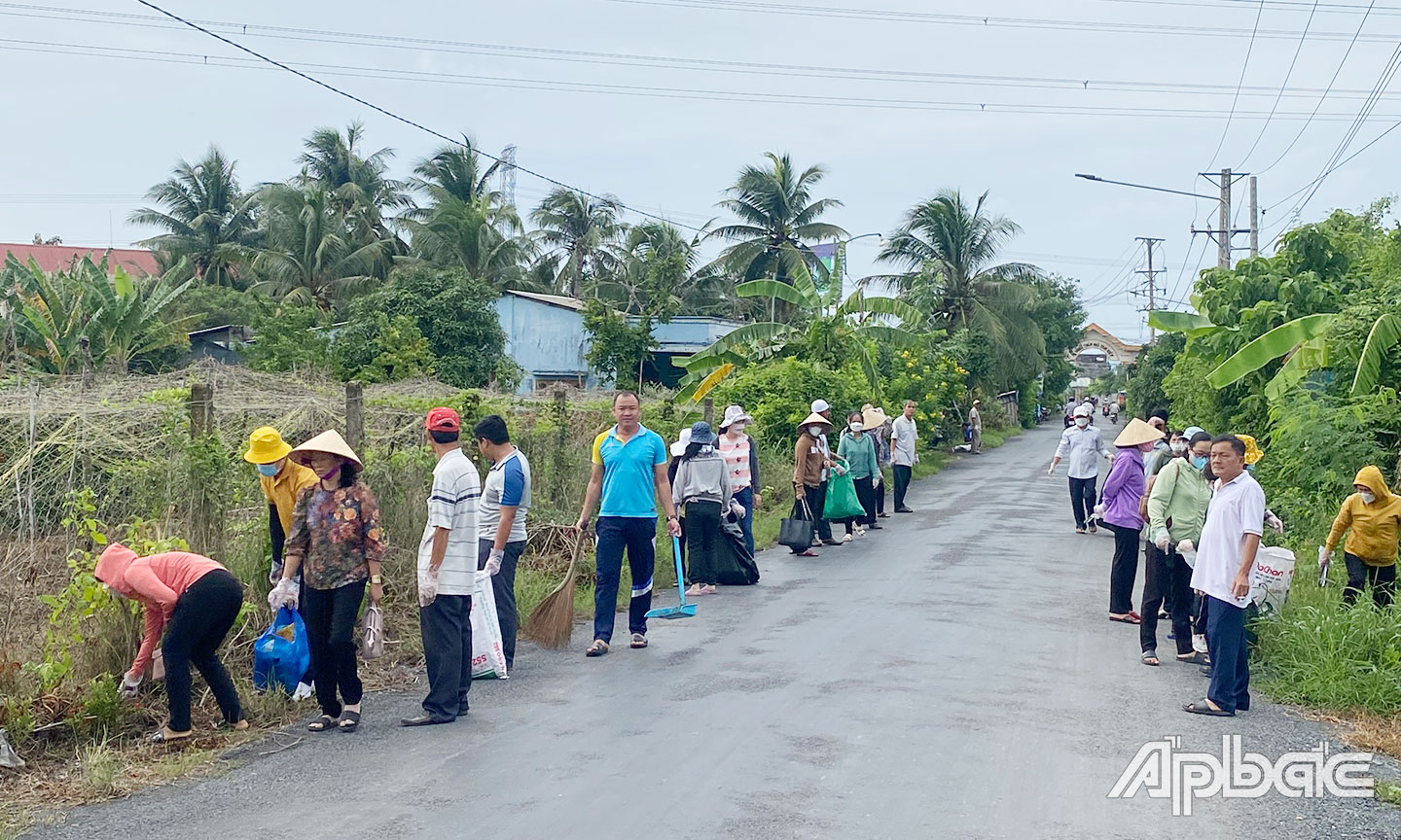 Hội CCB xã Tam Hiệp tham gia cùng người dân thực hiện các hoạt động làm sạch môi trường trên địa bàn xã.