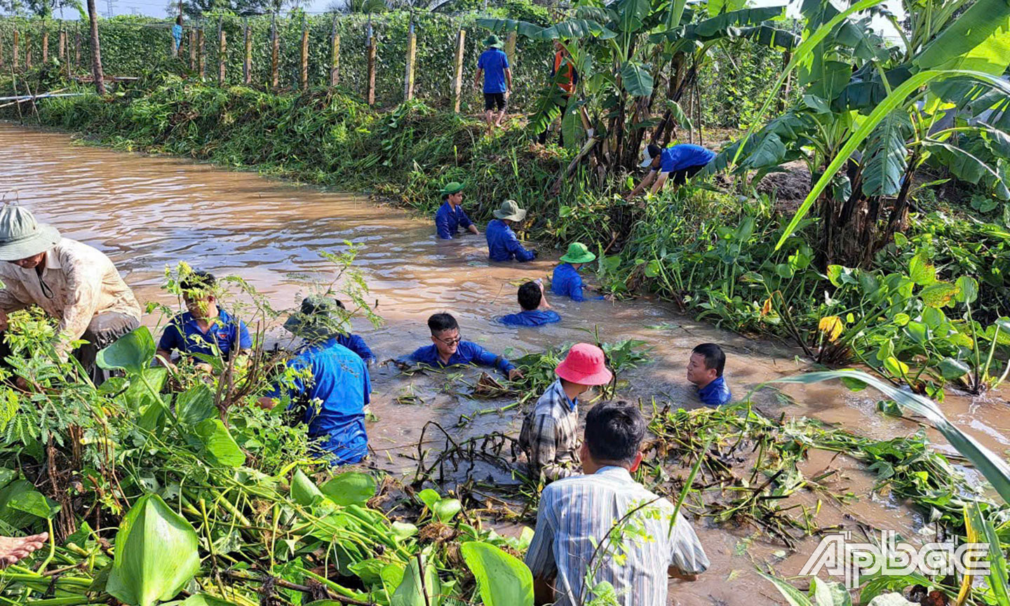 Huyện đoàn Gò Công Tây ra quân Chiến dịch “Khát vọng xanh - vì dòng sông sạch”.