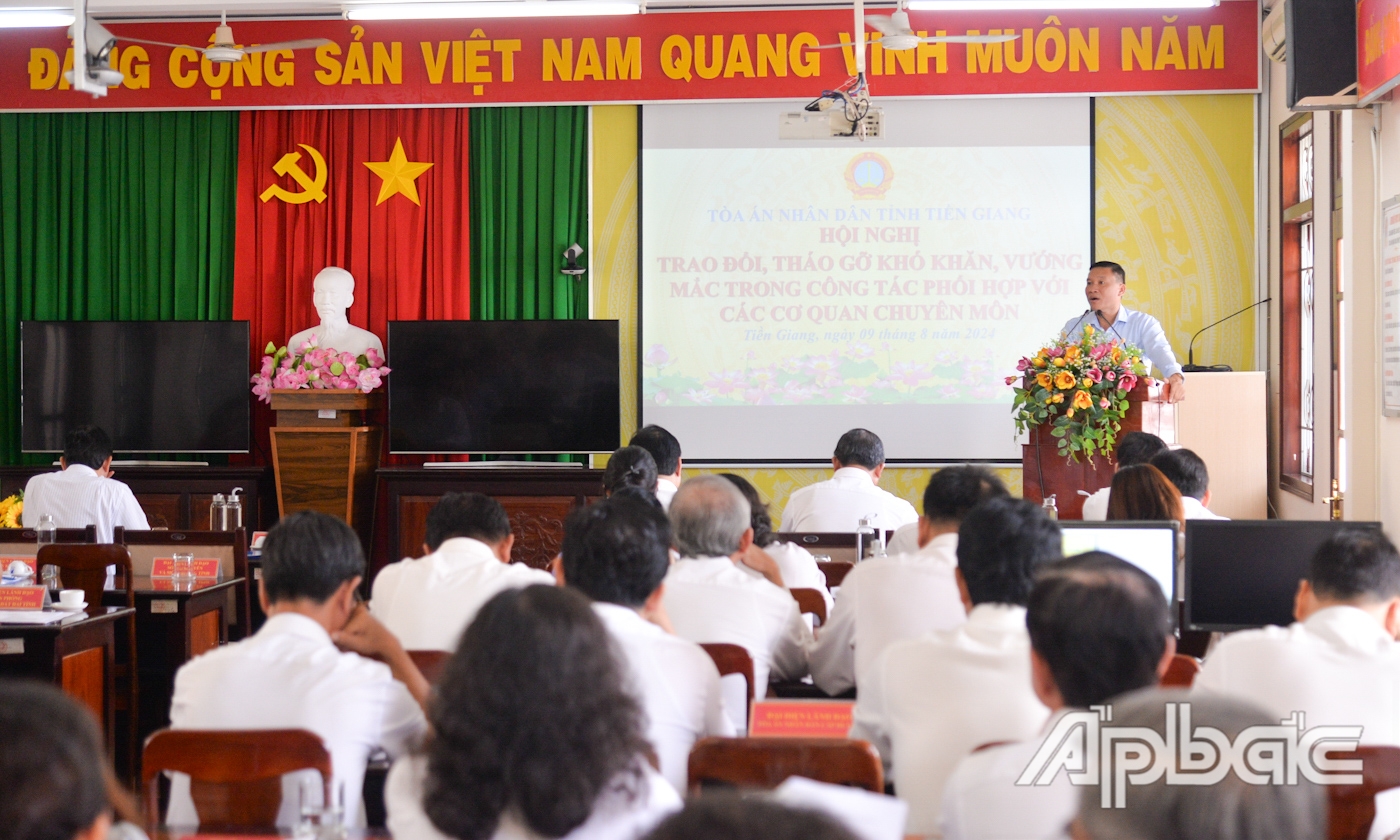 Giám đốc Văn Phòng Đăng ký đất đai tỉnh Tiền Giang Nguyễn Hữu Tiến phát biểu tại hội nghị.