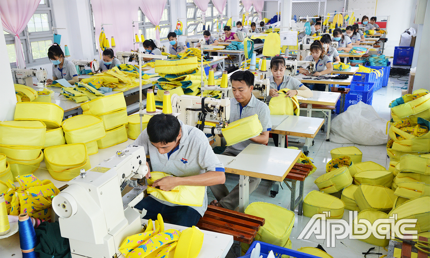 Huyện Gò Công Tây thu hút nhiều doanh nghiệp đến huyện đầu tư sản xuất kinh doanh  tạo việc làm cho nhiều lao động địa phương. (ảnh chụp tại Công ty CP Sakos Tiền Giang).jpg