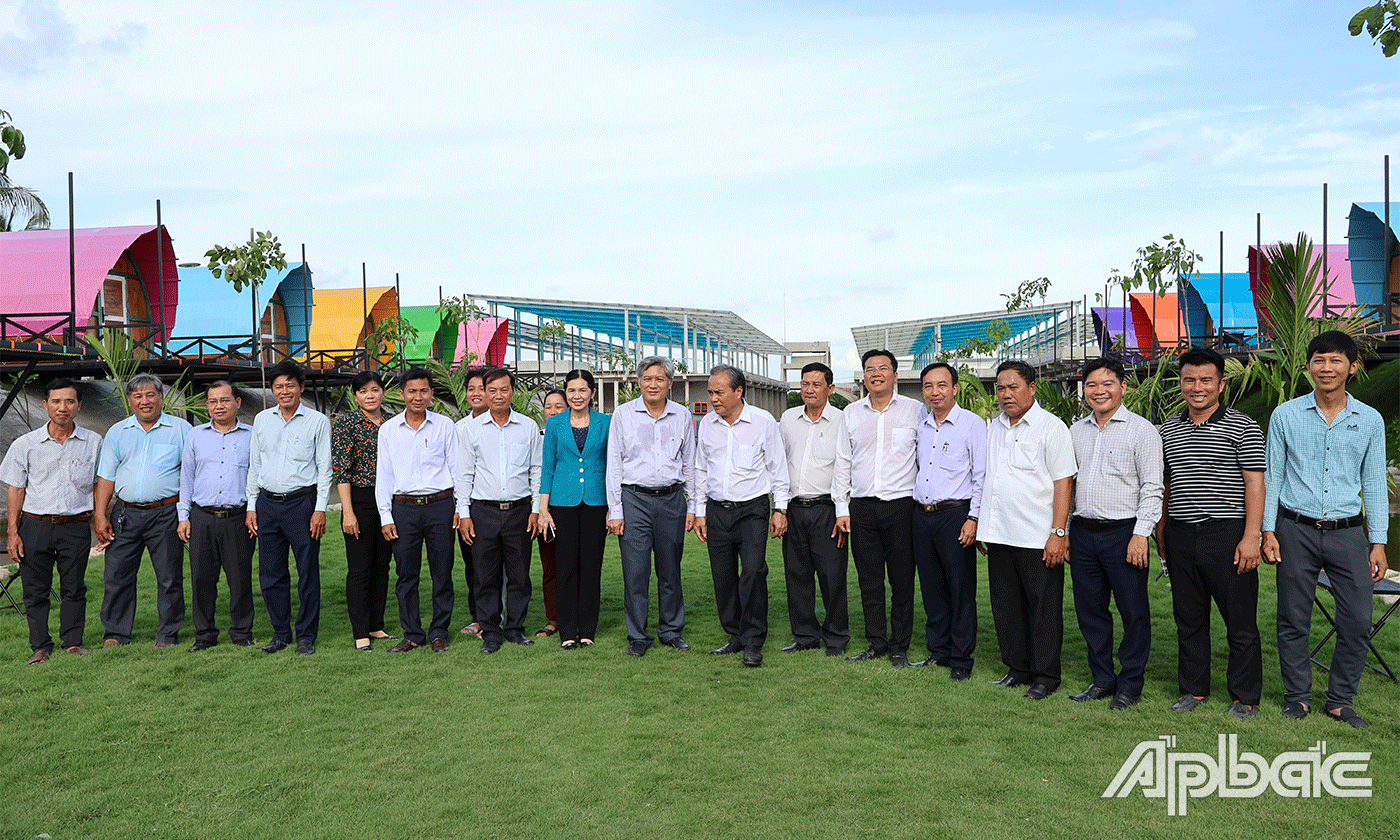 Lãnh đạo huyện Chợ Gạo tham quan Nông trại Suối Gạo.