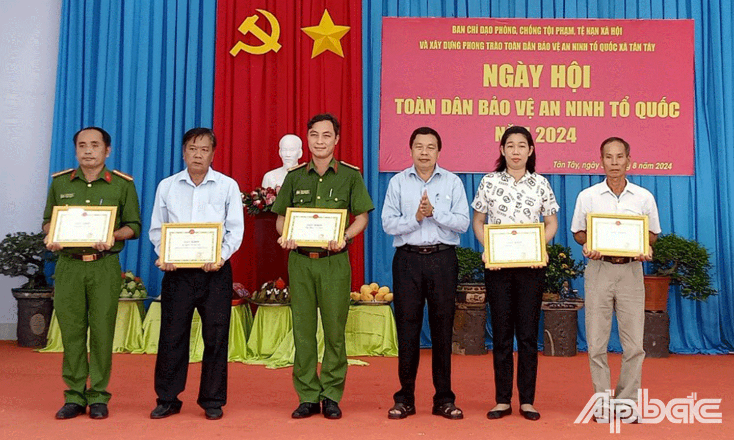 UBND huyện Gò Công Đông, UBND xã Tân Tây tặng giấy khen cho 13 tập thể và cá nhân có thành tích tiêu biểu trong phong trào toàn dân bào vệ an ninh tổ quốc năm 2024.