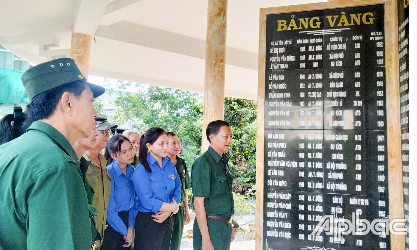 Chủ tịch Hội CCB xã An Thái Đông Trần Ngọc Lợi nói chuyện truyền thống cách mạng cho thế hệ trẻ. 