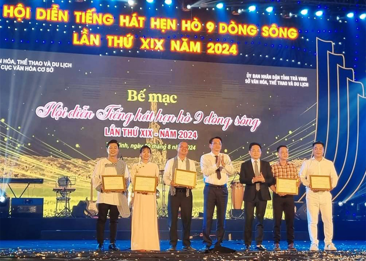 Đồng chí Nguyễn Quốc Huy (thứ ba từ phải sang), Phó Cục trưởng Cục Văn hóa cơ sở và đồng chí Nguyễn Quỳnh Thiện (thứ tư từ phải sang) trao Huy chương Vàng Chương trình cho 05 đơn vị.