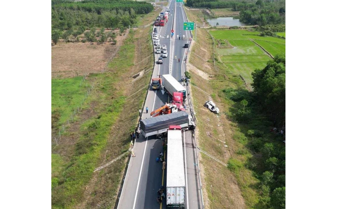 Một vụ tai nạn nghiêm trọng trên đường cao tốc Cam Lộ-La Sơn. Ảnh: VÕ THẠNH 