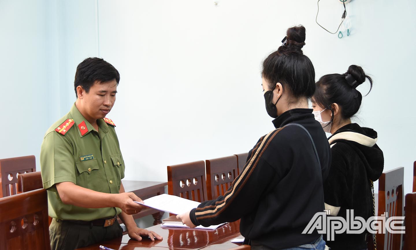 Triển khai quyết định xử phạt vi phạm hành chính 02 người vi phạm.