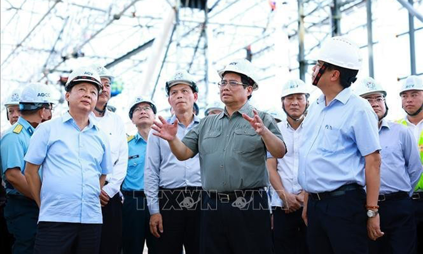 Prime Minister Pham Minh Chinh examines the construction of Terminal T3 of Tan Son Nhat International Airport in Ho Chi Minh City on August 10. (Photo: VNA)