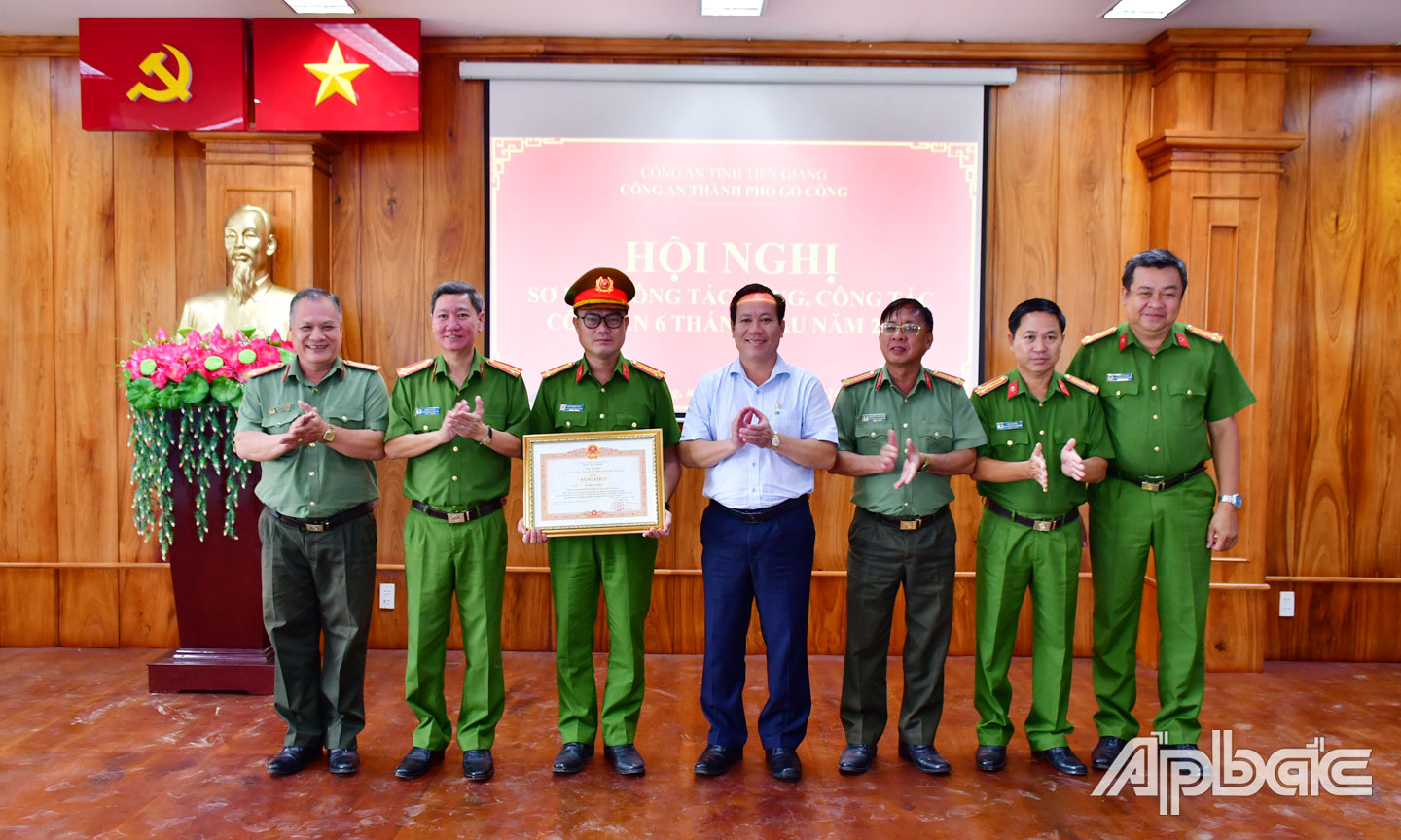 Phó Bí thư Thành ủy, Chủ tịch UBND TP. Gò Công Giản Bá Huỳnh trao Bằng khen của Thủ tướng Chính Phủ tặng Thượng tá Lê Trung Thật. 							                                                                Ảnh: Trọng Tín