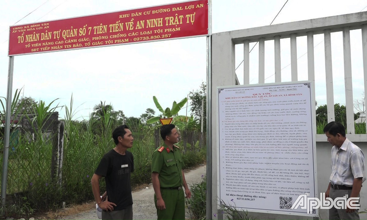 ra còn lắp 1 bảng cổng an ninh trật tự đầu ngõ chính ra vào khu dân cư, 