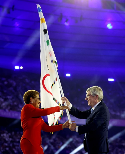 Chủ tịch Ủy ban Olympic quốc tế (IOC) Thomas Bach (phải) trao cờ Olympic cho Thị trưởng Los Angeles Karen Bass