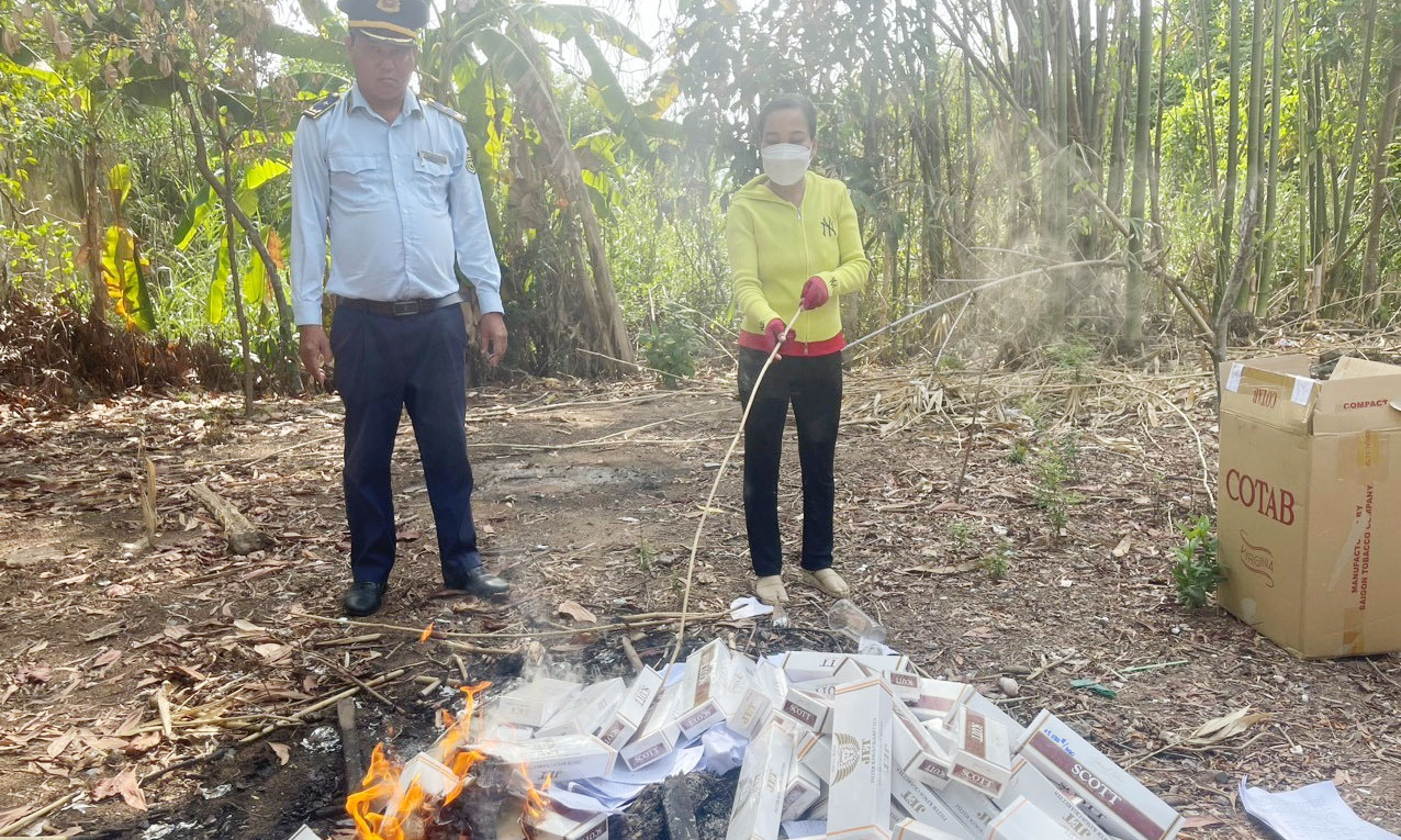 Tiêu hủy thuốc lá điếu nhập lậu.