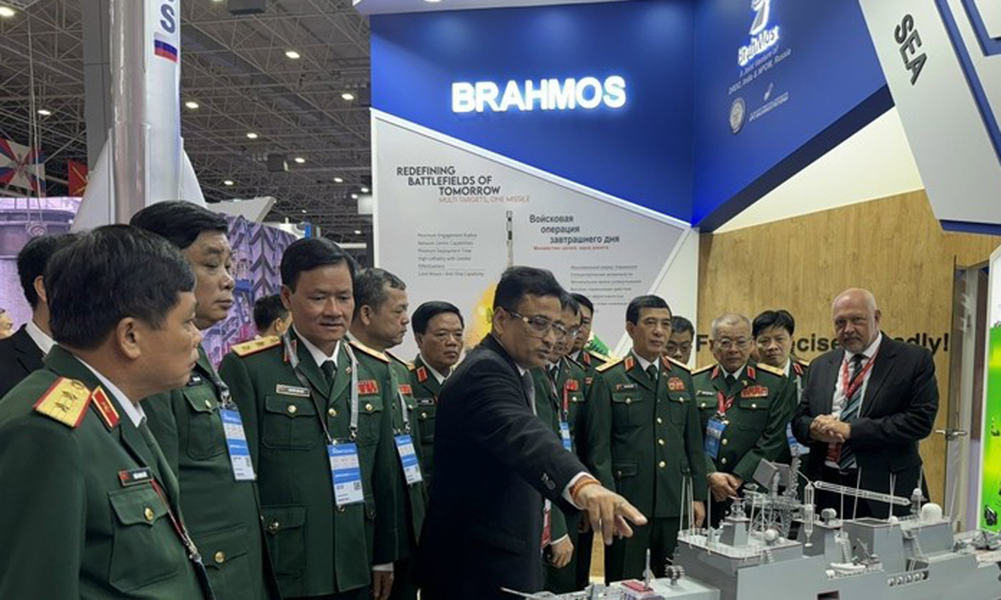 Vietnamese Minister of National Defence Gen. Phan Van Giang (front, third from right) and other officials visit a booth at Army-2024 on August 12. (Photo: VNA).