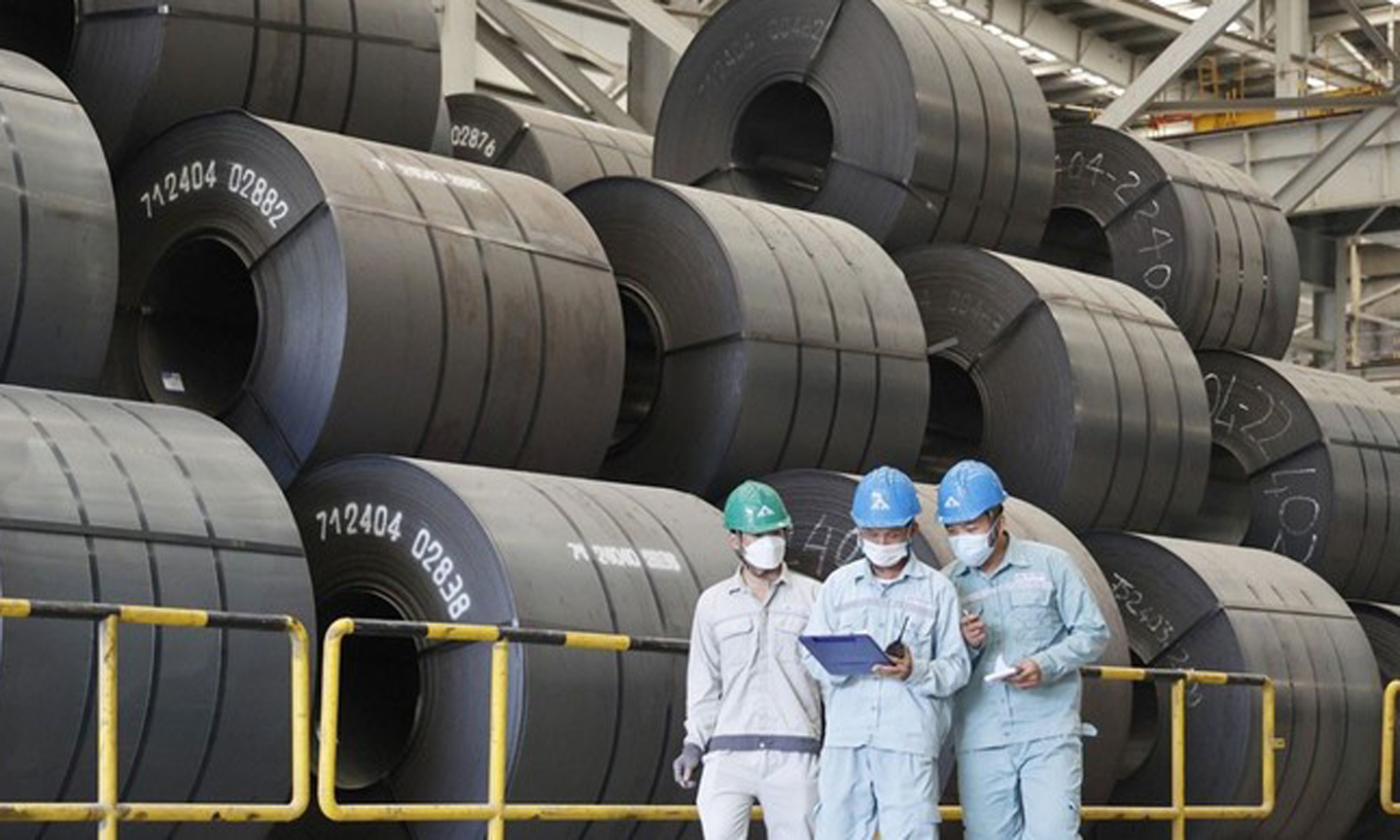 Checking the quality of exported steel at a factory of Hoa Phat Group (Photo: hanoimoi.vn).