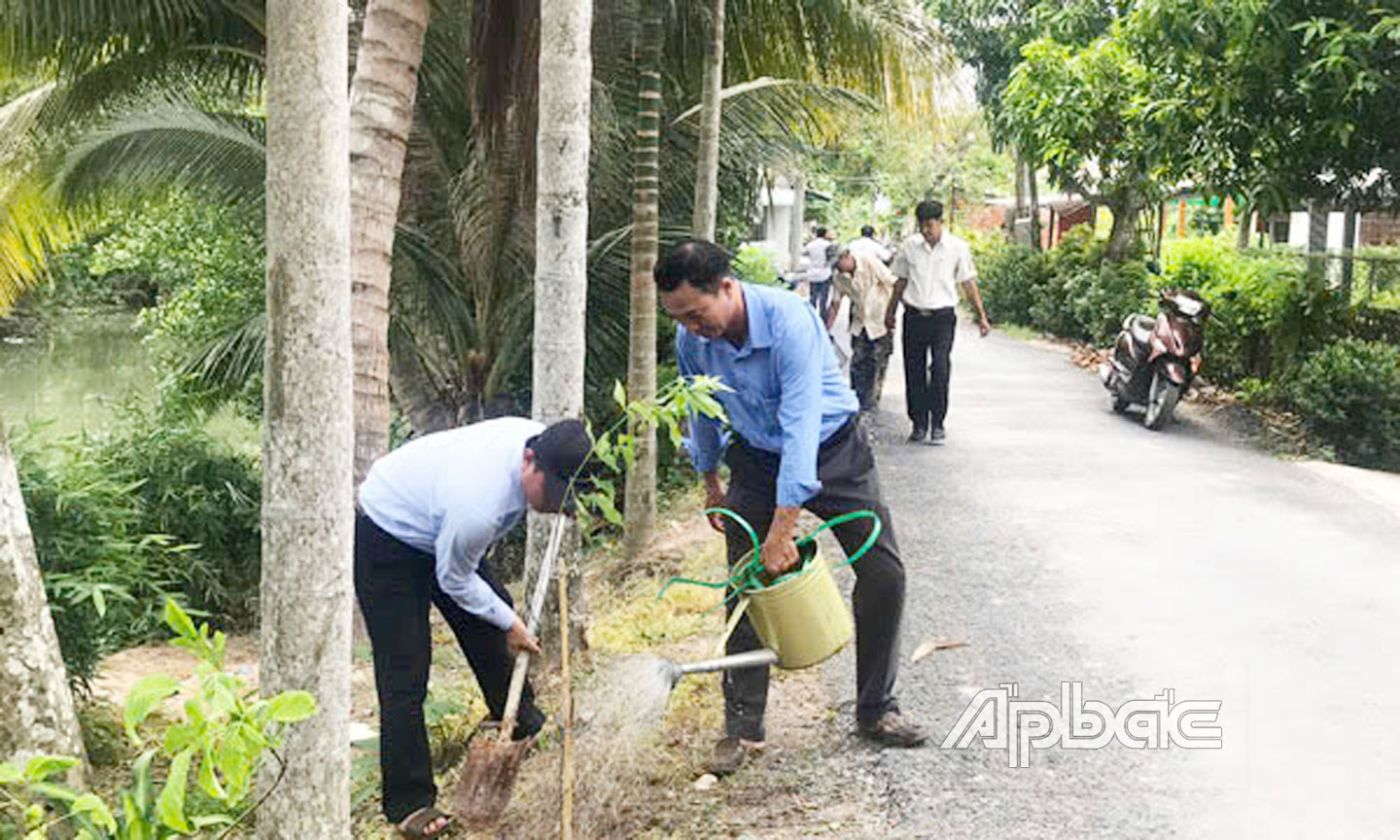 Hội Nông dân tỉnh phối hợp Hội Nông dân huyện Cái Bè trồng cây xanh tạo cảnh quan môi trường trên các tuyến đường thuộc ấp An Bình Đông và ấp Phú Hòa, xã Đông Hòa Hiệp, huyện Cái Bè.