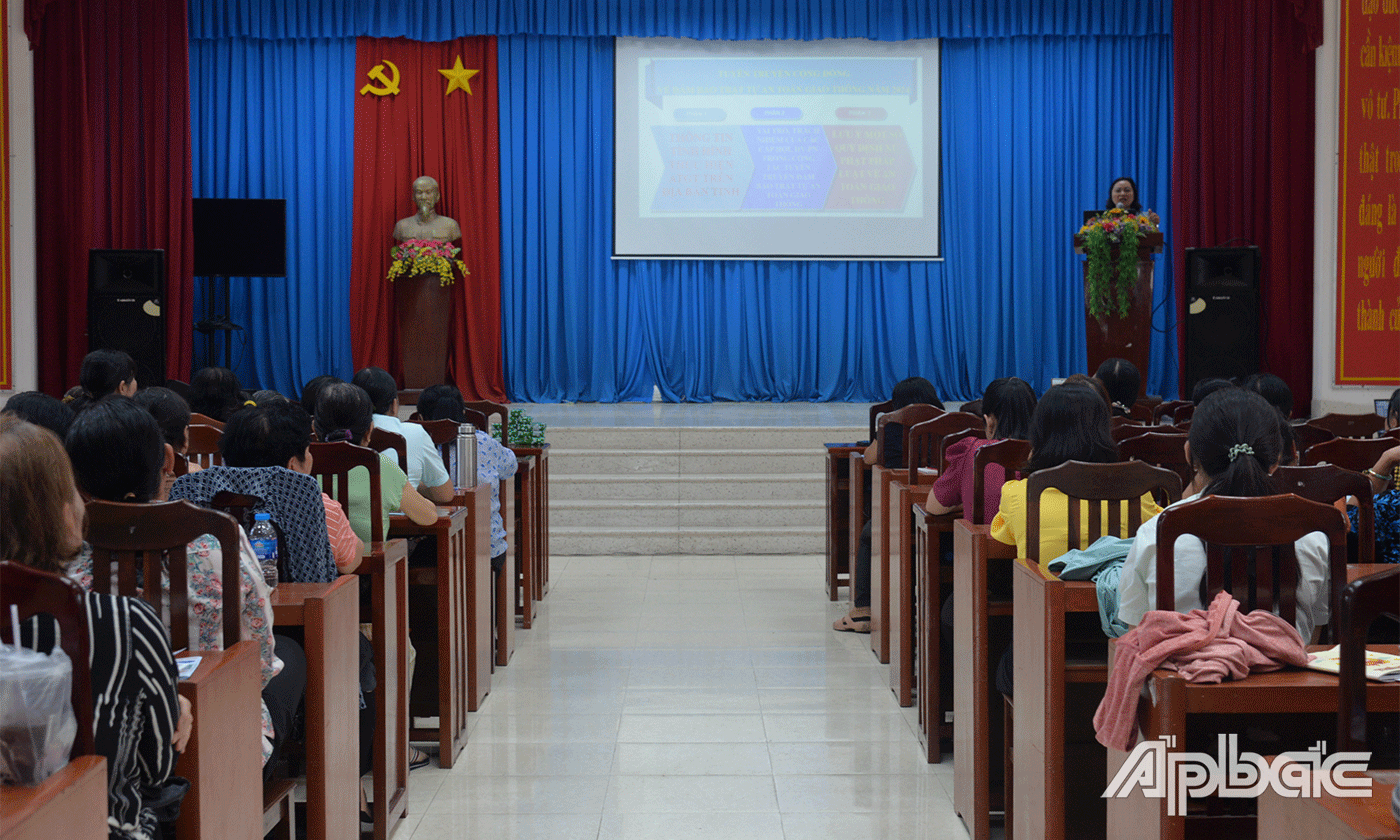 Đồng chí Đặng Thị Ngọc Điệp, Phó Chủ tịch Hội LHPN tỉnh tuyên truyền các nội dung về đảm bảo trật tự an toàn giao thông.