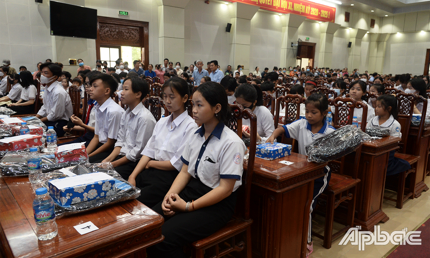 Quang cảnh trao học bổng.