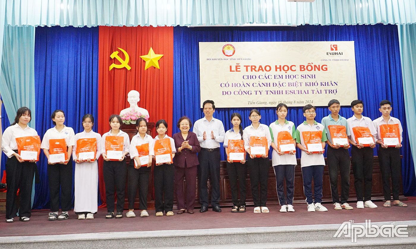 Đồng chí Nguyễn Thị Hoài Thu và đồng chí Nguyễn Thành Diệu trao học bổng cho các em học sinh có hoàn cảnh khó khăn