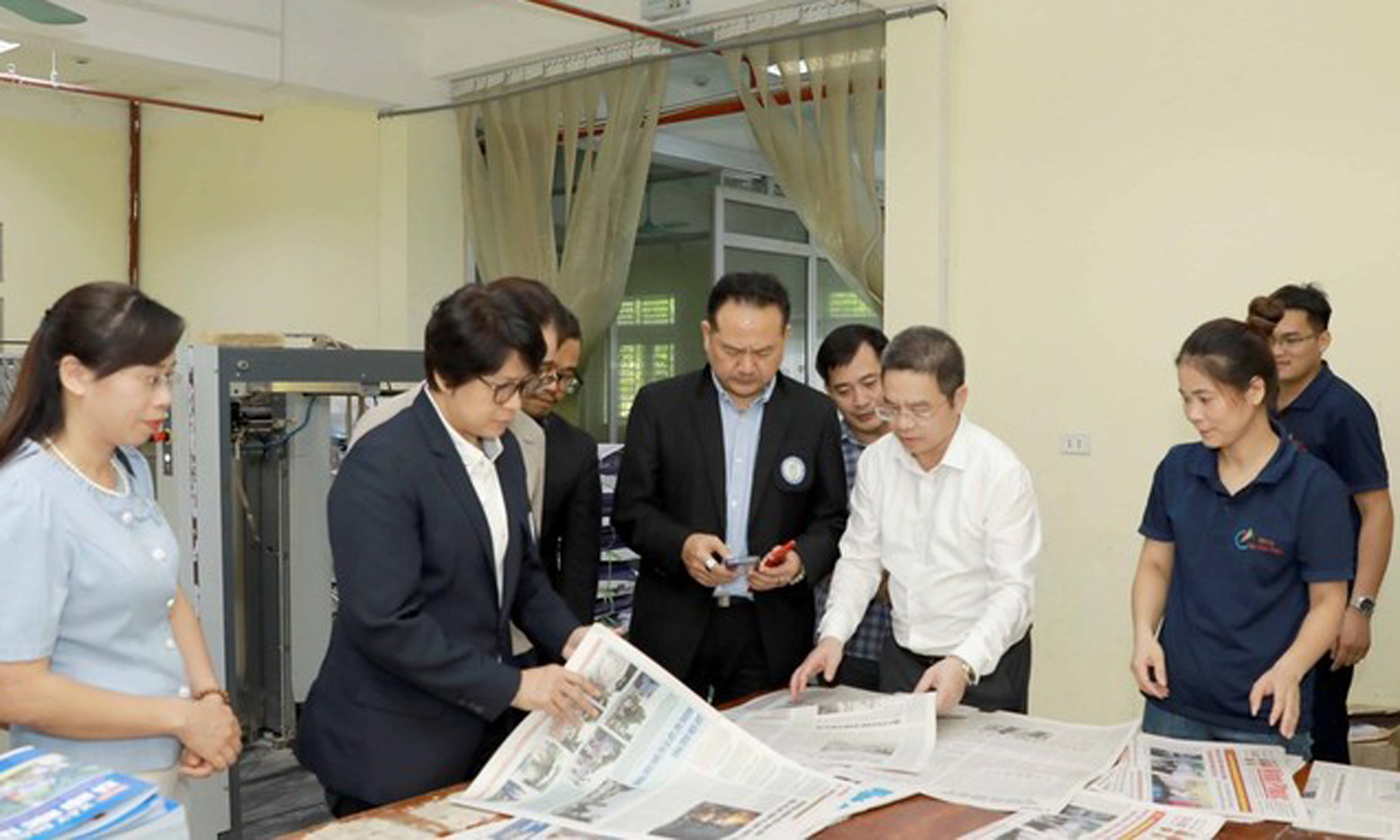  Representatives of the Thai Journalists Association visit the printing house of Vinh Phuc Newspaper on August 14. (Photo: VNA)