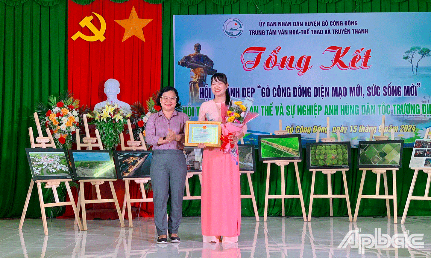 PCT. UBND huyện trao giấy khen cho thí sinh Lê Thị Phương Thúy đơn vị xã Phước Trung đạt giải A Thuyết trình