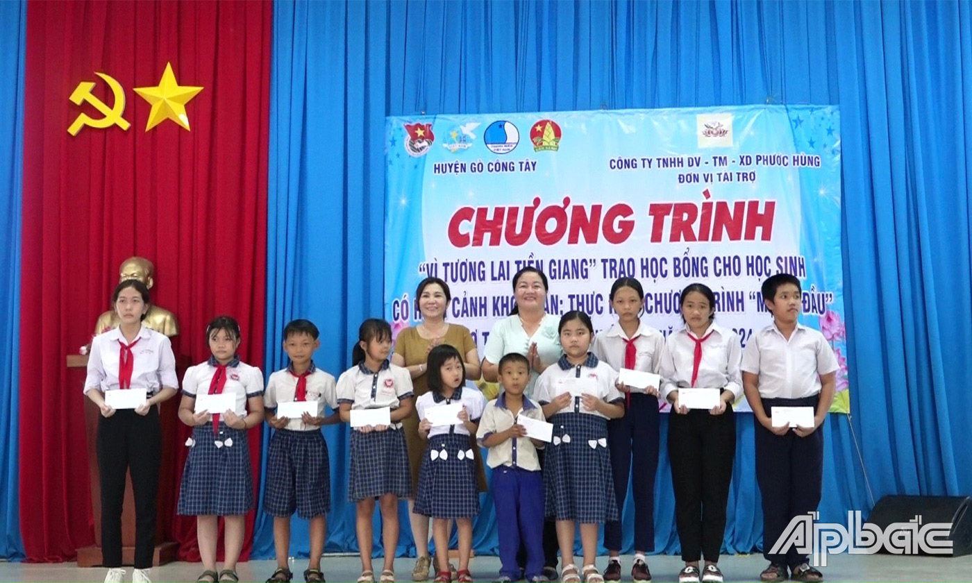 Trao học bổng cho học sinh tại buổi lễ