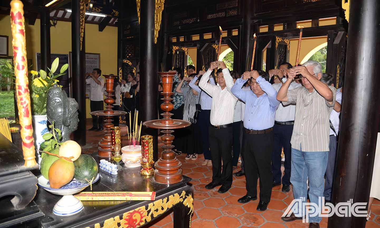 Đoàn đến tham quan và tìm hiểu tại Di tích Lăng Hoàng Gia (TP. Gò Công).