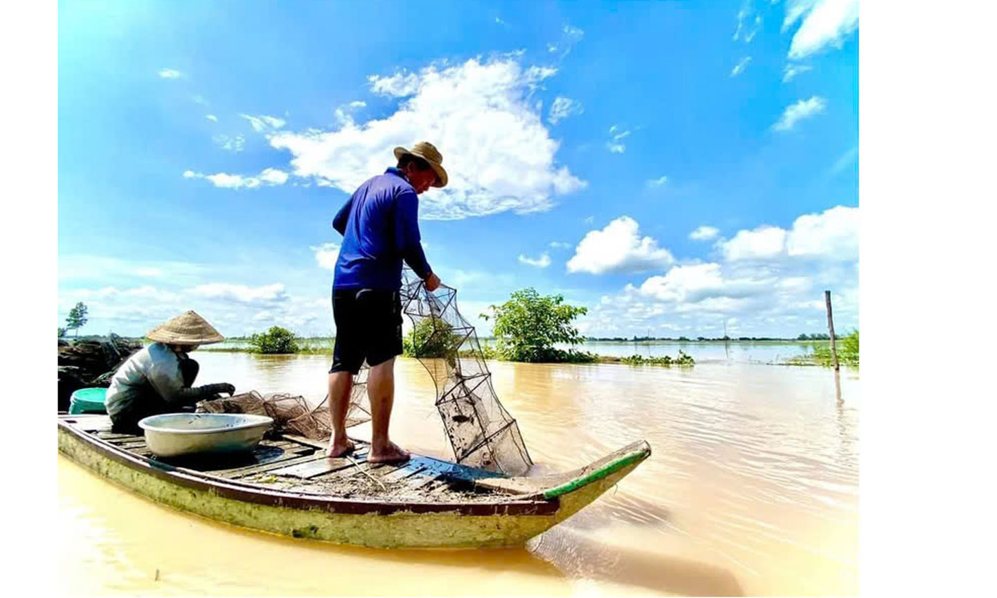 Người dân huyện An Phú, tỉnh An Giang đón lũ. Ảnh: Phương Bằng